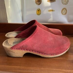Used wooden red clogs. No brand size 8.5